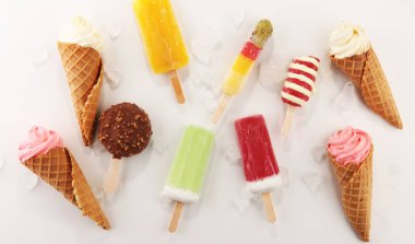 Vanilya donmuş yoğurt veya yumuşak kıvamlı dondurma waffle koni ve renkli buzlu şeker 