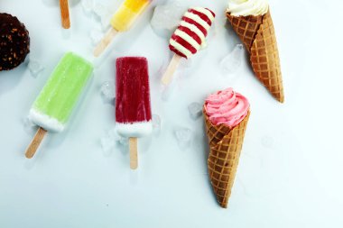 Vanilya donmuş yoğurt veya yumuşak kıvamlı dondurma waffle koni ve renkli buzlu şeker 