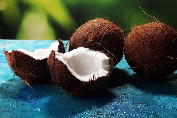 Meia Maduro Corte Coco Fundo Azul — Fotografia de Stock