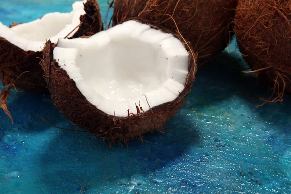 Meia Maduro Corte Coco Fundo Azul — Fotografia de Stock