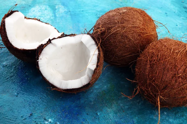 Meia Maduro Corte Coco Fundo Azul — Fotografia de Stock