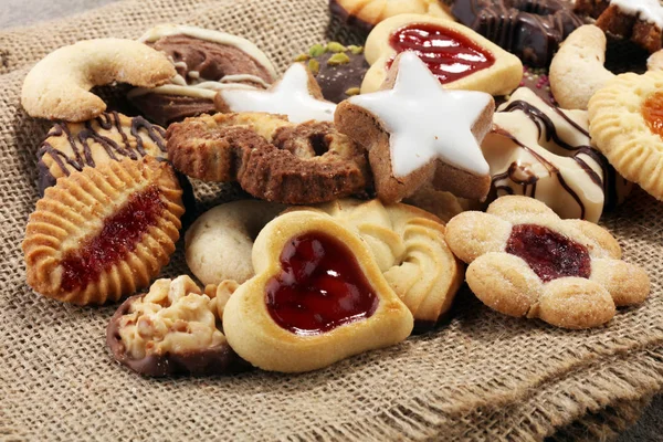 Gemengde Kerstkoekjes Kleurrijke Mengeling Van Kerst Thema Ingericht Cookies — Stockfoto