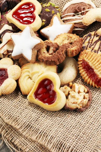 Karışık Noel kurabiyeleri. Renkli Noel temalı dekore edilmiş kurabiye karışımı.