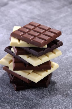 Çikolata farklı renkte. süt, koyu ve beyaz çikolata bar.