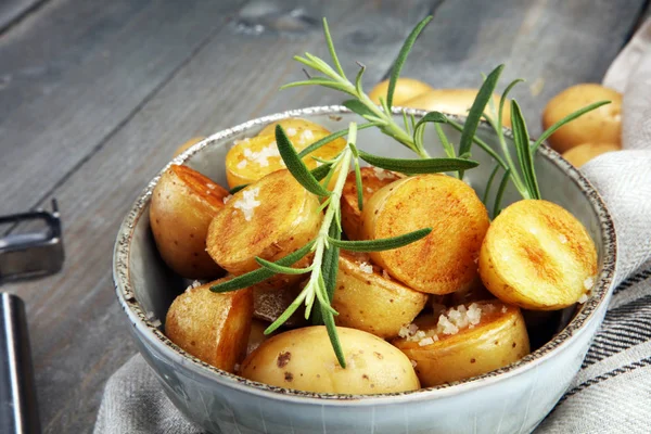 Rostad Potatis Med Färsk Rosmarin Skål Rustika Bakgrund — Stockfoto