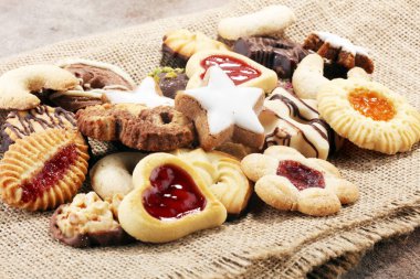 Karışık Noel kurabiyeleri. Renkli Noel temalı dekore edilmiş kurabiye karışımı.