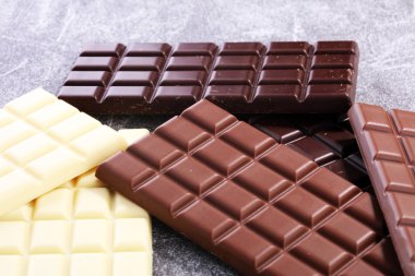 Çikolata farklı renkte. süt, koyu ve beyaz çikolata bar.