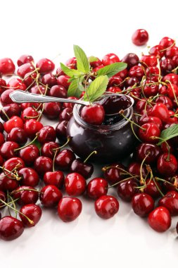 Rustik kavanoz vişne reçeli ve taze kiraz, ev yapımı reçelleri.