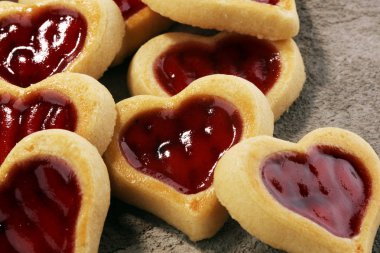Sevgililer günü kurabiyeleri reçelli kalp şeklinde. Bisküvi Kurabiye şeklinde.