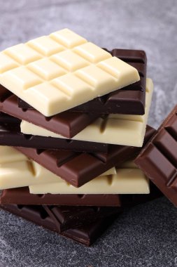 Çikolata farklı renkte. süt, koyu ve beyaz çikolata bar.