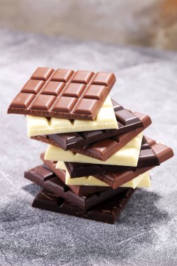 Çikolata farklı renkte. süt, koyu ve beyaz çikolata bar.