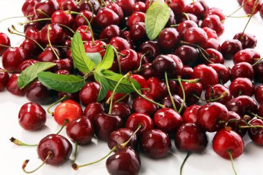 Kiraz. Kase ve kiraz masanın üzerine bir sürü kırmızı taze kiraz .