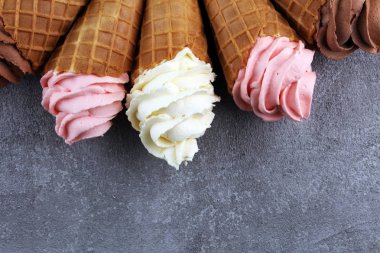 Vanilya donmuş yoğurt veya yumuşak kıvamlı dondurma waffle koni ve çilek, ahududu ve çikolata SoftICE krem