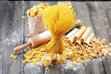 Makarna rustik gri arka plan üzerine çeşitli karışımı. Ev yapımı makarna yapma