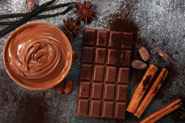 Çikolata çikolata tozu ile masada. Çikolata ve fındık