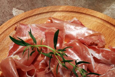 İtalyan prosciutto crudo veya jamon maydanoz ile. Ham ham.