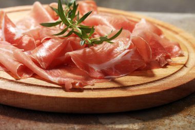 İtalyan prosciutto crudo veya jamon maydanoz ile. Ham ham.