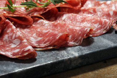 ince dilimlenmiş salam. lezzetli Aperatif rustik salam.