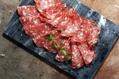 ince dilimlenmiş salam. lezzetli Aperatif rustik salam.