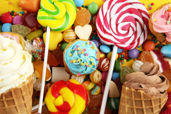 конфеты с желе и сахаром. красочный массив различных сладостей и угощений для детей
