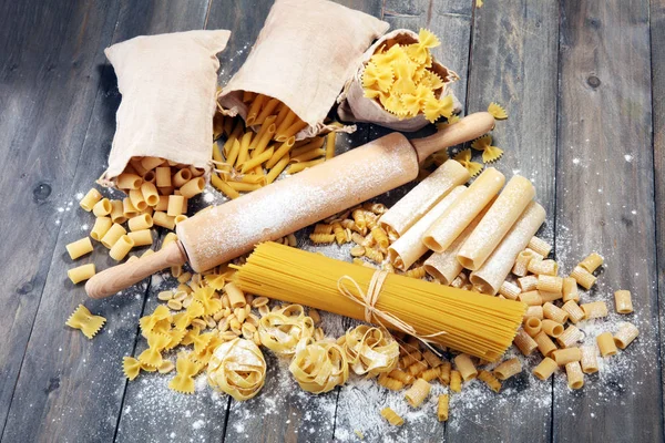 Varias Mezclas Pasta Sobre Fondo Rústico Gris Hacer Pasta Casera — Foto de Stock