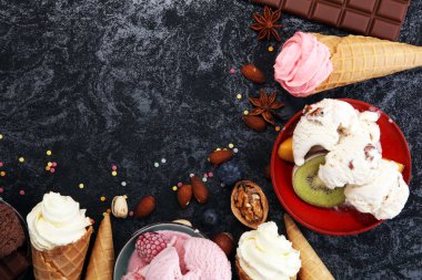 Vanilya yoğurt veya yumuşak kıvamlı dondurma waffle koni çeşitli lezzet ve çilekli dondurma dondurulmuş