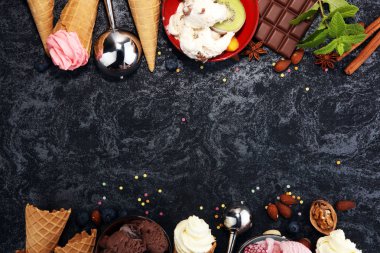 Vanilya yoğurt veya yumuşak kıvamlı dondurma waffle koni çeşitli lezzet ve çilekli dondurma dondurulmuş