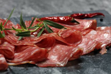 ince dilimlenmiş salam. lezzetli Aperatif rustik salam.