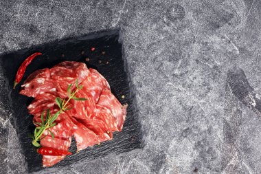 ince dilimlenmiş salam. lezzetli Aperatif rustik salam.