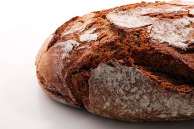 Beyaz zeminde izole edilmiş taze pişmiş ekmek..