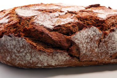 Beyaz zeminde izole edilmiş taze pişmiş ekmek..