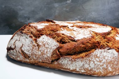 Beyaz zeminde izole edilmiş taze pişmiş ekmek..