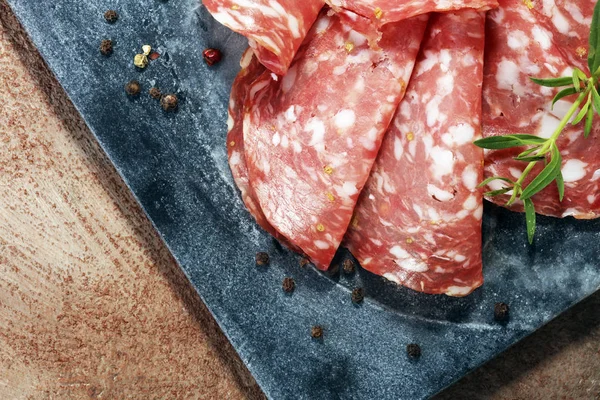 Dünn Geschnittene Salami Köstlicher Snack Rustikale Salami — Stockfoto