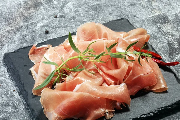 İtalyan prosciutto crudo veya jamon maydanoz ile. Ham ham.