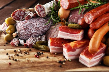 Lezzetli salam, jambon, taze sosis, salatalık ve otlar ile yemek tepsisi. Et tabağı ile seçme