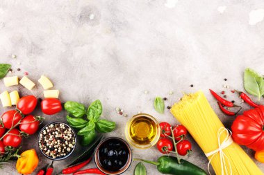 Farklı türde makarna, sağlık ya da vejetaryen konsepti olan İtalyan yemekleri. Kopyalama alanı olan üst görünüm.