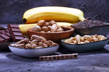 Magnezyum içeren ürünler: muz, kabak çekirdeği, kaju fıstığı, fıstık, Antep fıstığı, koyu çikolata ve susam tohumu