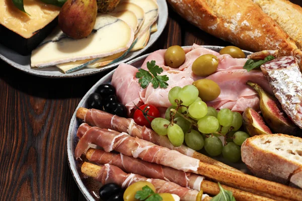 Set Antipasti Italiani Varietà Formaggio Olive Mediterranee Sottaceti Prosciutto Parma — Foto Stock