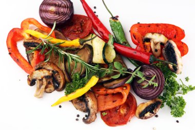 Izgara sebze. Domates, kabak, biber ve taze otlar. Vejetaryen ızgara kavramı.