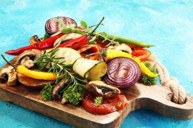 Izgara sebze. Domates, kabak, biber ve taze otlar. Vejetaryen ızgara kavramı.