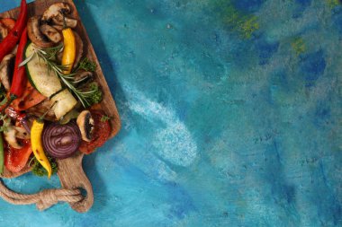 Izgara sebze. Domates, kabak, biber ve taze otlar. Vejetaryen ızgara kavramı.