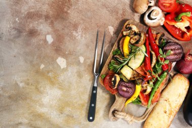 Izgara sebze. Domates, kabak, biber ve taze otlar. Vejetaryen ızgara kavramı.