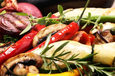 Izgara sebze. Domates, kabak, biber ve taze otlar. Vejetaryen ızgara kavramı.