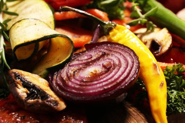 Izgara sebze. Domates, kabak, biber ve taze otlar. Vejetaryen ızgara kavramı.