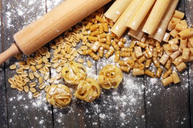 Makarna rustik gri arka plan üzerine çeşitli karışımı. Ev yapımı makarna yapma