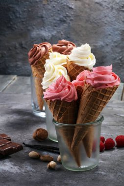 Vanilya donmuş yoğurt veya yumuşak kıvamlı dondurma waffle koni çikolata, ahududu ve vanilyalı dondurma