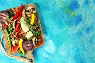 Izgara sebze. Domates, kabak, biber ve taze otlar. Vejetaryen ızgara kavramı.