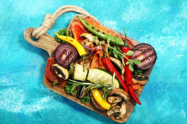 Izgara sebze. Domates, kabak, biber ve taze otlar. Vejetaryen ızgara kavramı.