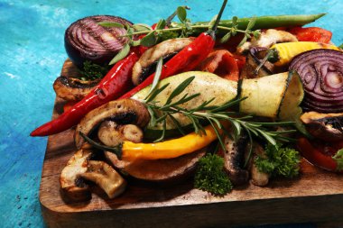 Izgara sebze. Domates, kabak, biber ve taze otlar. Vejetaryen ızgara kavramı.