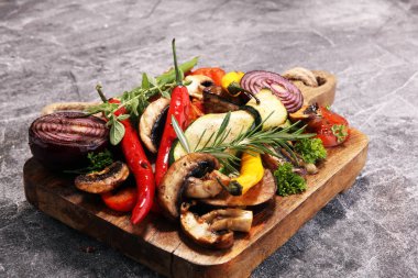 Izgara sebze. Domates, kabak, biber ve taze otlar. Vejetaryen ızgara kavramı.